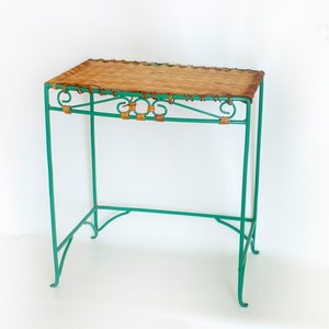 Rieten bijzettafel met groen ijzeren frame vintage mandwerk rotan French Shabby Chic