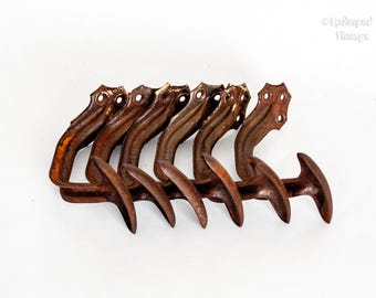 Seis ganchos metálicos para colgar abrigos de estilo rústico francés tradicional vintage.