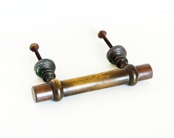 Deux paires de poignées de porte en fer ancien avec trous de serrure