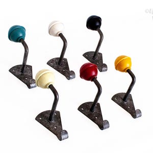Ganchos metálicos para abrigos con pomos de colores, estilo francés vintage recuperado, juego de 6 unidades.