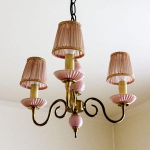 Różowy żyrandol FRANCUSKI Lampa vintage z lat 50. XX wieku z kloszami w kolorze chintz