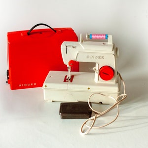 Child's Singer Sewhandy Sewing Machine Electric Model 50 Orange Case &  Original Cardboard Box 