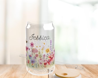 Personalisierte Eiskaffeetasse Cottagecore Floral, kundenspezifische Glasdose mit Deckel und Strohhalm, Brautjungfer Geschenk, ästhetischer Sipper, Bachelorette Tasse
