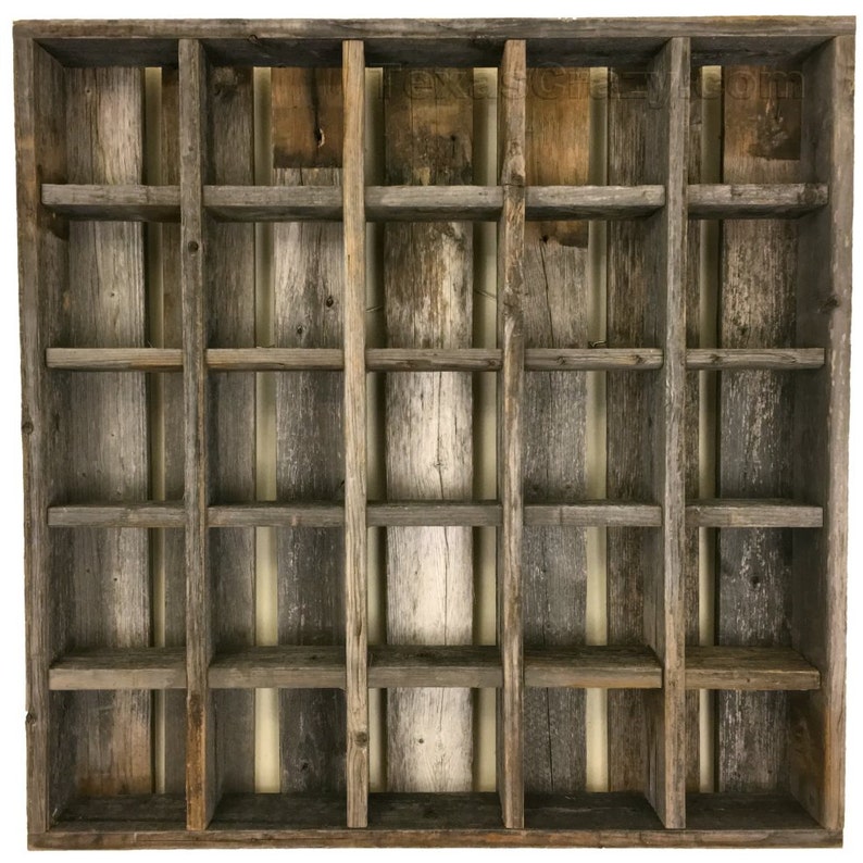 Puede incluir: Una estanter&iacute;a cuadrada de madera r&uacute;stica con m&uacute;ltiples compartimentos peque&ntilde;os. La estanter&iacute;a est&aacute; construida con madera recuperada, mostrando una variedad de tonos de madera natural, desde beige claro hasta gris oscuro. El dise&ntilde;o presenta divisores verticales y horizontales.