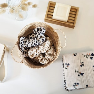 Chouchous double gaze imprimé léopard noir et beige, foulard double gaze imprimé fleuri