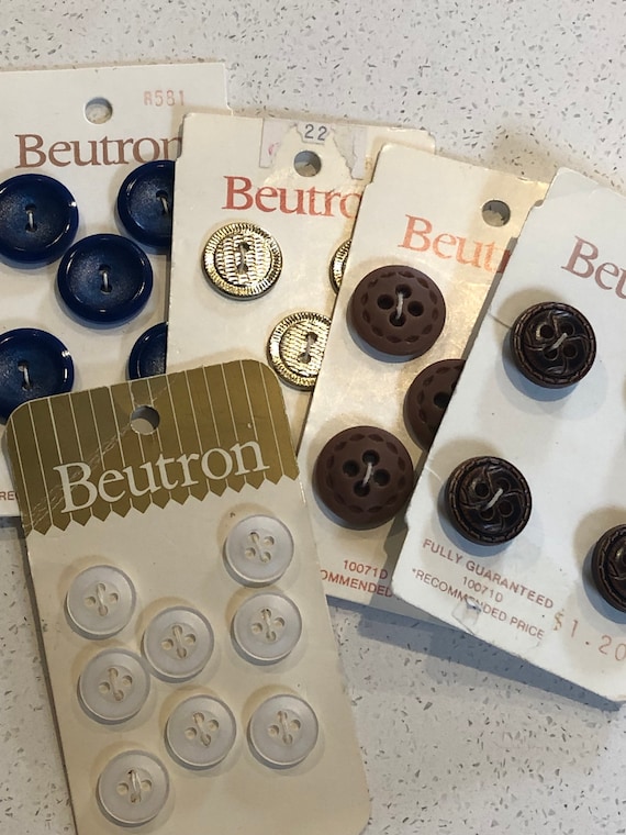 Beutron Sky Blue 11mm Buttons on Original Card Beutron Sky Blue 11mm Buttons on Original Card
