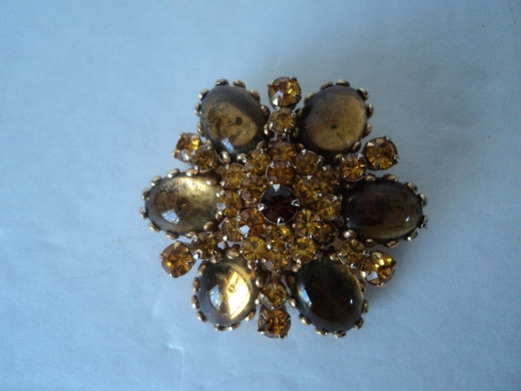 Vintage Honey Rhinestone And Cabochon Brooch - image 3