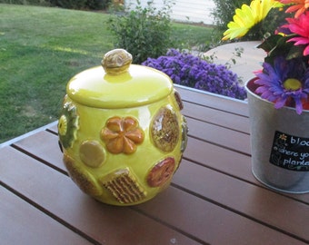 COOKIE JAR  *  Cookies All Over,  L.A. Potteries,  1956,  Vintage Goldenrod,  Walnut Lid