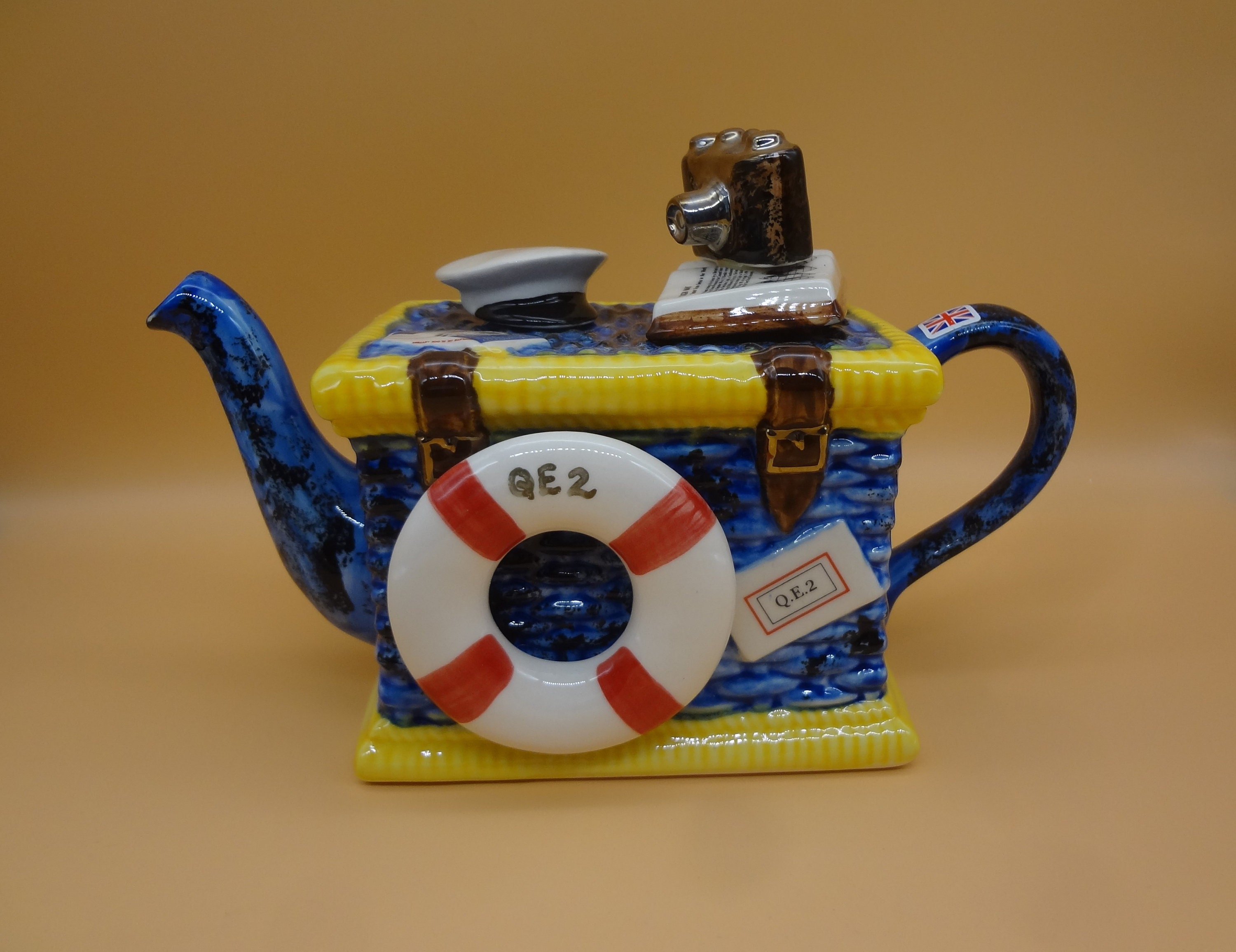 Rare Tony Carter Collectable Teapot THE GUARD Made in England nellspa.ro