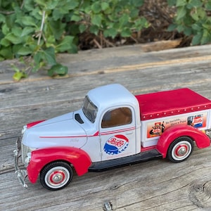 DIECAST VEHICLE - Pepsi Truck 1940, Pepsi Cola Registered, 7” Golden Wheel Diecast,  Hood Opens