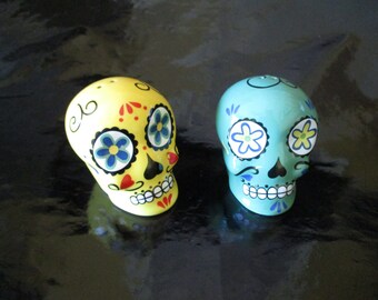 SALT & PEPPER SHAKER ~~  Skulls,  Dia de Los Muertos,  Day of the Dead
