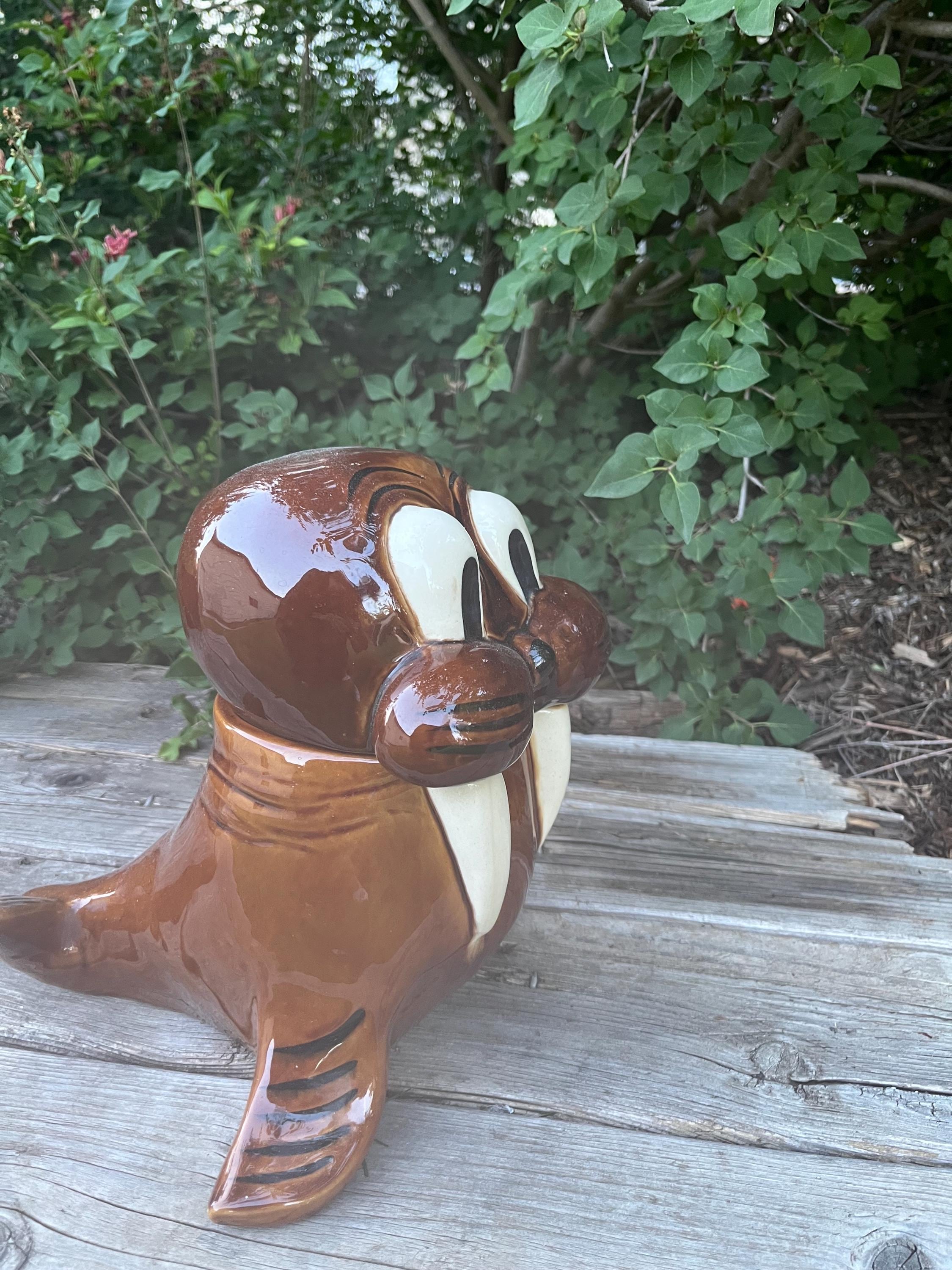 COOKIE JAR *. Wally the Walrus, 70s Doranne of Calif. Read
