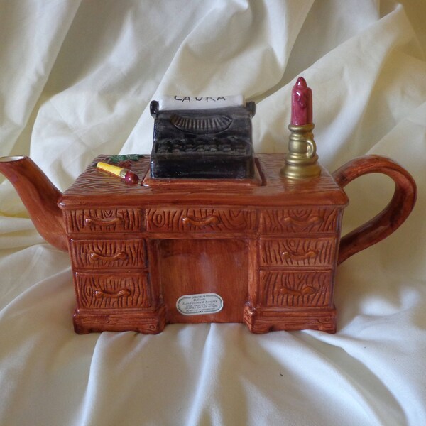 TEAPOT - Escritorio con máquina de escribir, La lista, Lámpara, Omnibus, OCI 1993, Tetera grande, 54 oz.