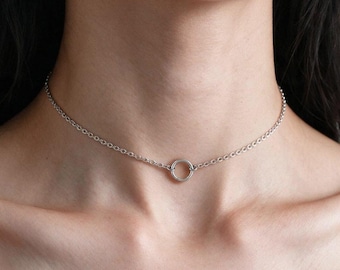 Dezentes Tageshalsband – Minimalistische, zierliche Choker-Halskette aus Edelstahl mit O-Ring.