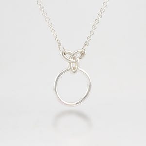 Collana da giorno discreta con anello a O e nodo celtico della Trinità / Collana da schiava in argento sterling - Chiusura di sicurezza opzionale
