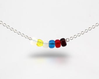 Poly Pride Sterling Silber Halskette - Dezenter Kink Schmuck mit Pride Flagge Farbigen Rocailles Perlen