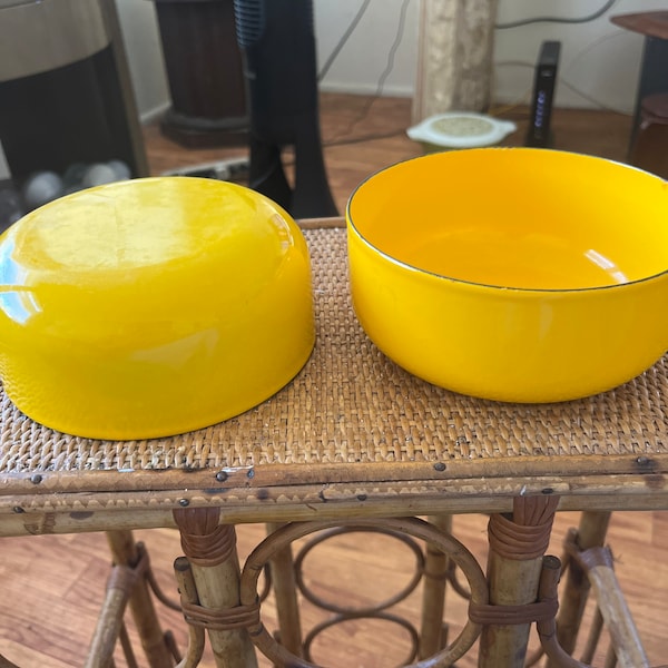 Vintage pair of Finnish enamel ware mustard bowls in the style of Finel Kai Franck