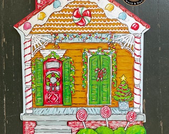 Könnte beinhalten: Ein handbemaltes Holzhaus aus Lebkuchen mit Zuckerstangenverzierungen, einer roten Tür, grünen Fensterläden und einem Weihnachtsbaum auf der Veranda. Das Haus ist mit Lichtern und Zuckerstangen geschmückt. Das Kunstwerk ist mit "Drez." signiert.