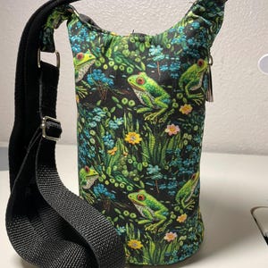 Bolsa bandolera para botella de agua con bolsillo para billetera: ranas con bordado falso