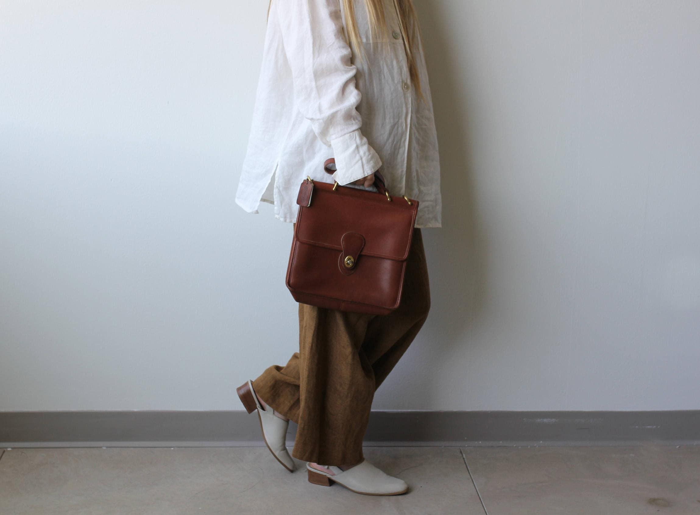 Vintage 1980s British tan crossbody COACH purse, adjustable strap, brown COACH  bag