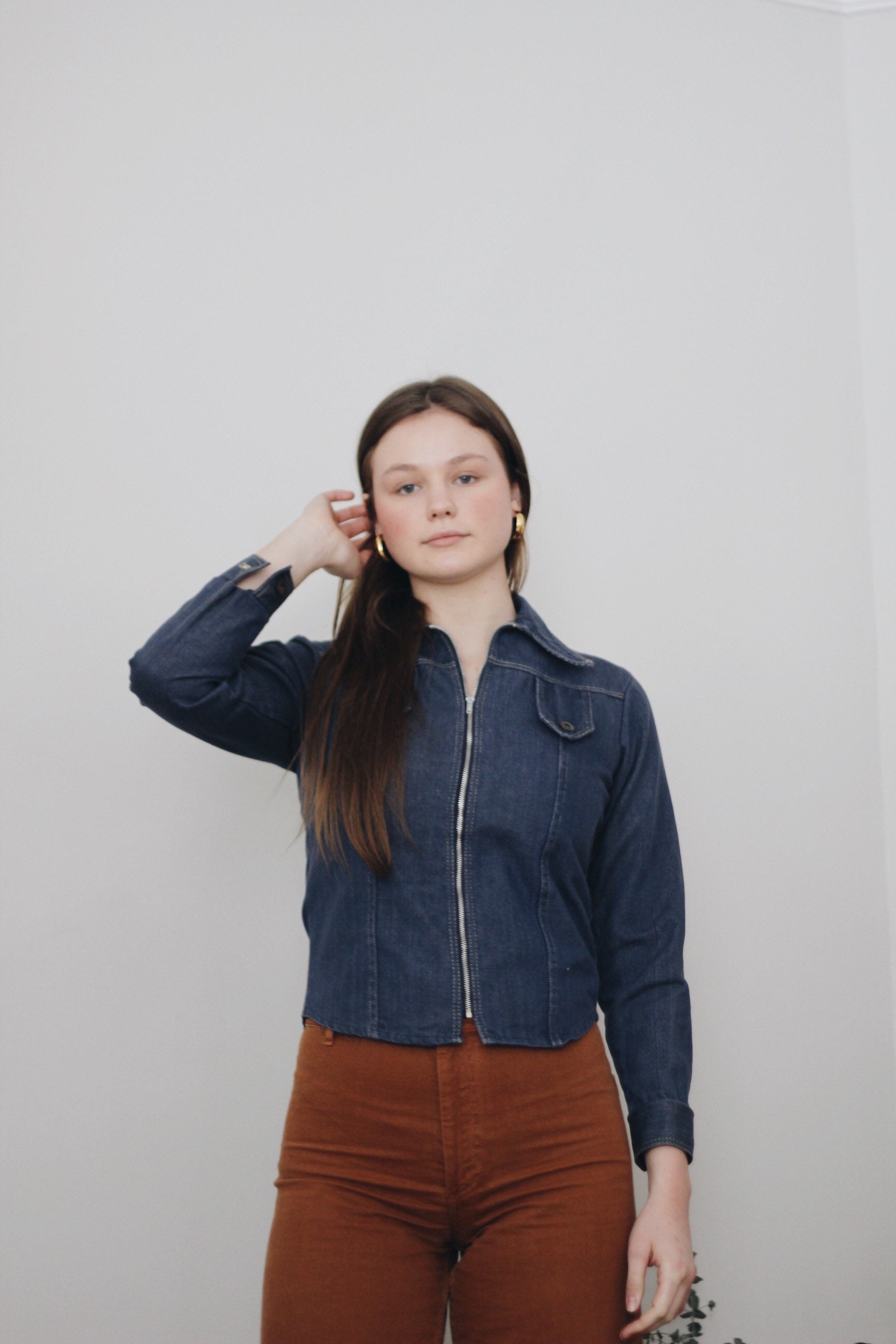 pointed shirt collar