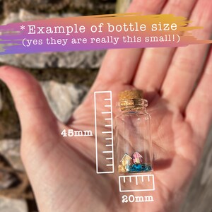 Op de afbeelding: Een kleine glazen fles met een kurk, met een miniatuur strandsc&egrave;ne. De fles is 4,5 cm hoog en 2 cm breed. Tekst: "Example of bottle size (yes they are really this small!)"