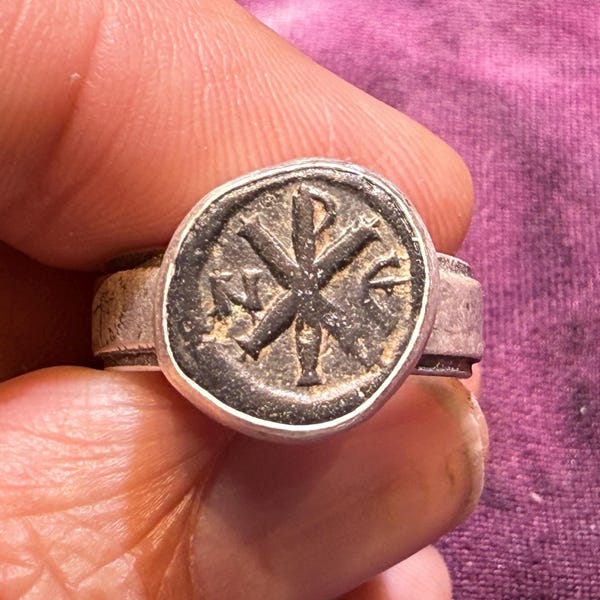 518-527 Símbolo cristiano Chi Rho en antigua moneda bizantina de Justino I engastada en plata de ley. Talla del anillo: 8 1/2. Porquero que llegó a ser rey.