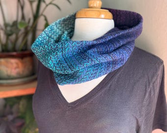Sciarpa infinita a cappuccio in twill intrecciata a mano, ordito con gradazione verde/blu e viola con trama in merino/seta blu navy