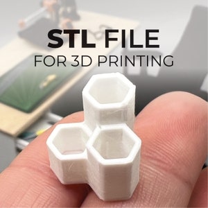 Może przedstawiać: Biały model 3D wydrukowany z trzech połączonych sześciokątnych kształtów. Tekst STL FILE FOR 3D PRINTING jest widoczny nad modelem.