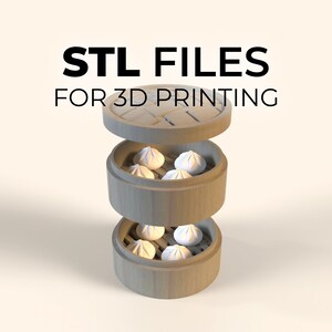 Könnte beinhalten: Ein dreistöckiger Bambus-Dampfgarer mit Deckel, gefüllt mit sechs weißen gedämpften Brötchen. Der Dampfgarer steht auf einer weißen Oberfläche. STL FILES FOR 3D PRINTING steht in schwarzer Schrift über dem Dampfgarer.