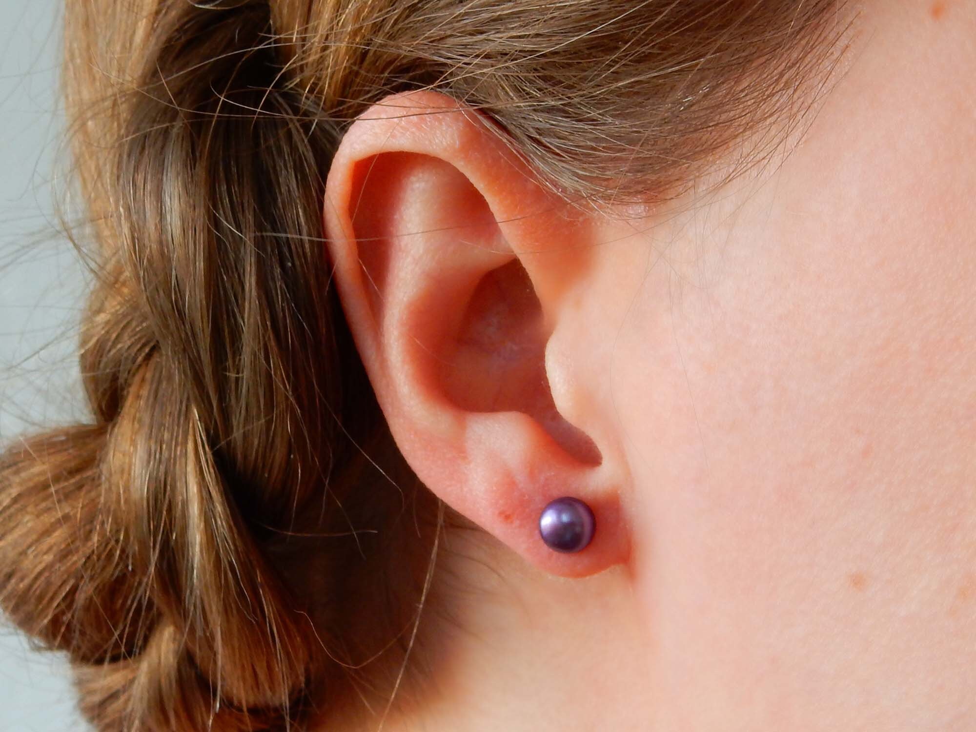 Boucles D'oreilles Clous En Argent 925 Plaqué Or Avec Perles De Culture Violettes - Neuf étiqueté