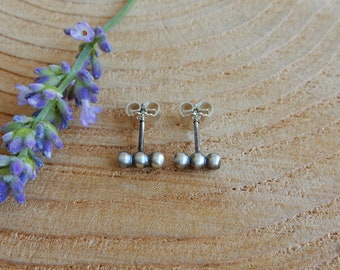 Antique-look beaded wire bar earrings in 925 sterling silver