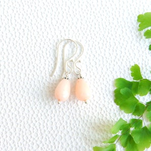 Short dangling earrings with pink aventurine gemstone