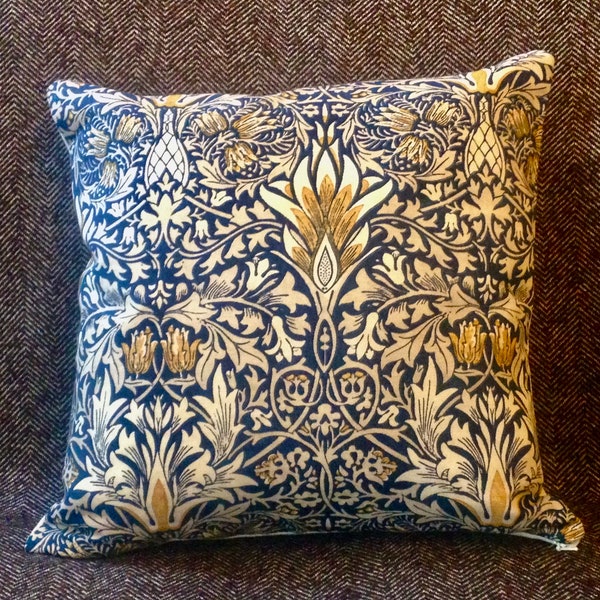 Housse de coussin en tissu William Morris - « Tête de serpent » indigo et chanvre