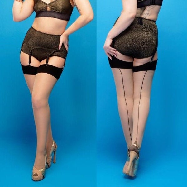 Bas cousus en Biscotti et Noir. Disponible en grande taille. Bonneterie en nylon et Lycra de style vintage et rétro. Tailles 8-26