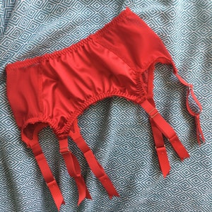 Porte-jarretelles à 6 sangles en satin rouge, lingerie de style rétro vintage grande taille. Tailles 8-22 image 5