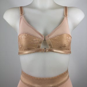 Vintage style Odette Bralette in peach lace. Front fastening