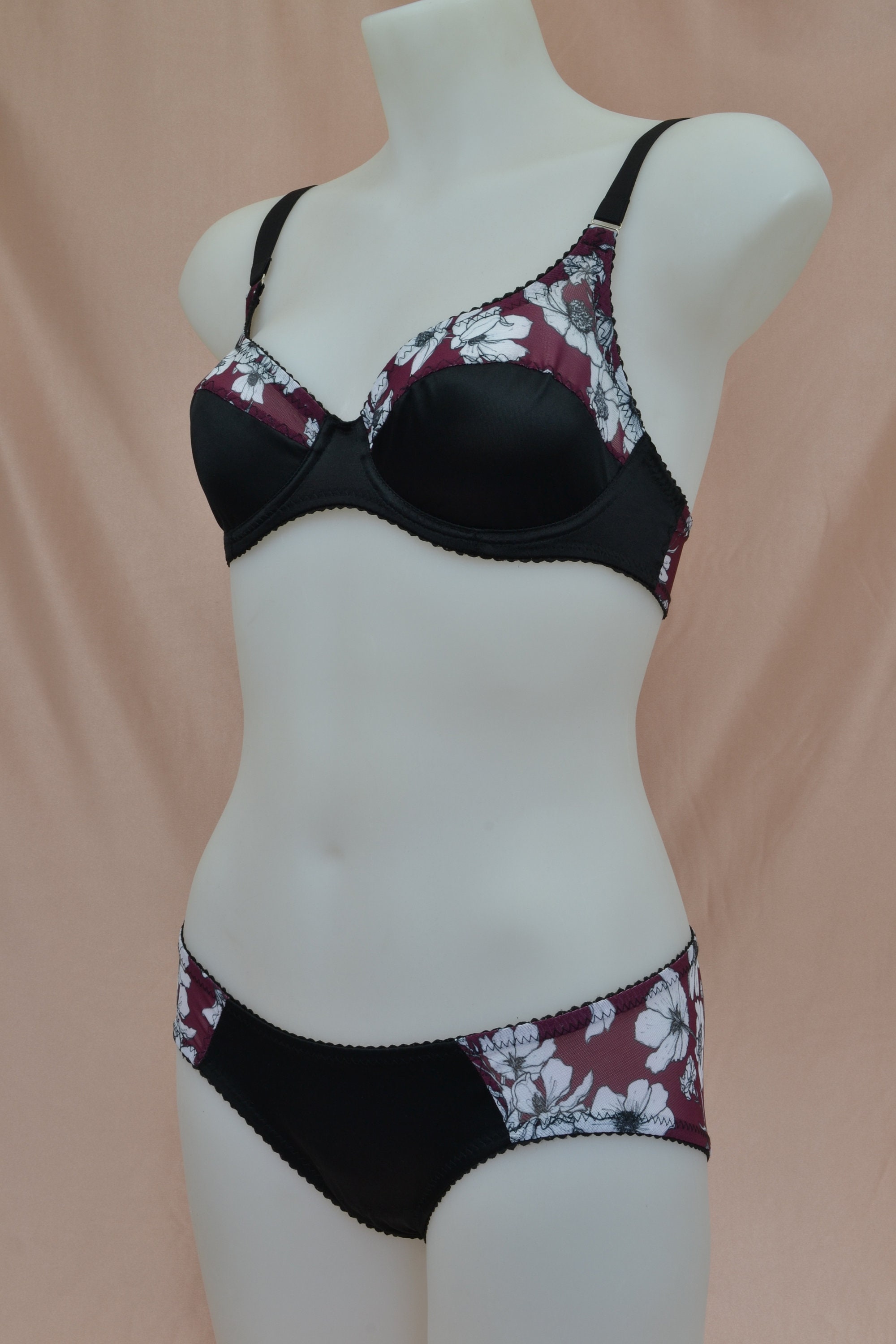 Black Cherry Underwired Balconette Bra in Vintage 1950s Retro Inspired  Lingerie Available in Plus Size -  Canada