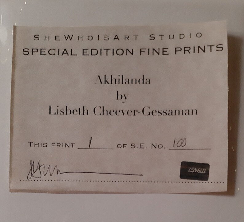 K&ouml;nnte beinhalten: Akhilanda von Lisbeth Cheever-Gessaman, ein Kunstdruck, nummeriert 1 von 100. Der Druck ist vom K&uuml;nstler signiert.