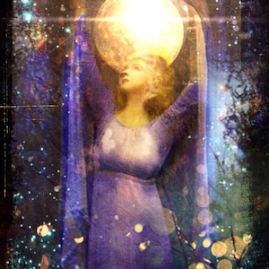 Pode incluir: Uma mulher com um vestido roxo segura um orbe brilhante acima de sua cabeça. O fundo é azul escuro com estrelas e uma galáxia de luz.