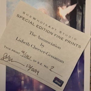 Pu&ograve; includere: Un certificato di autenticit&agrave; per una stampa d'arte fine in edizione limitata intitolata "L'Annunciazione" di Lisbeth Cheever-Gessaman. La stampa &egrave; numerata 41/100 ed &egrave; firmata dall'artista. Il certificato &egrave; datato 12/2019.