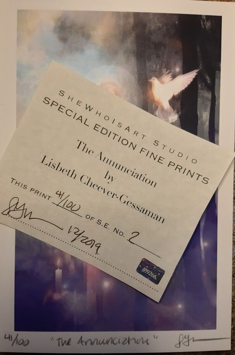 Pu&ograve; includere: Un certificato di autenticit&agrave; per una stampa d'arte fine in edizione limitata intitolata "L'Annunciazione" di Lisbeth Cheever-Gessaman. La stampa &egrave; numerata 41/100 ed &egrave; firmata dall'artista. Il certificato &egrave; datato 12/2019.