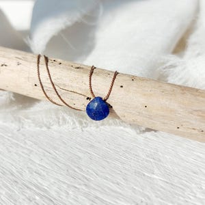 Halsband med lapis lazuli, fasetterad hjärtformad flytande lapis lazuli-briolett