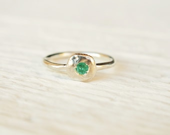 Bague superposable en argent sterling et émeraude. Pierre de naissance de mai. Petite bague émeraude. Bague empilable,
