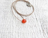 Collier en cornaline. Collier minimaliste avec une briolette en petite cornaline facettée. Tour de cou minimal avec petite cornaline pendentif à facettes