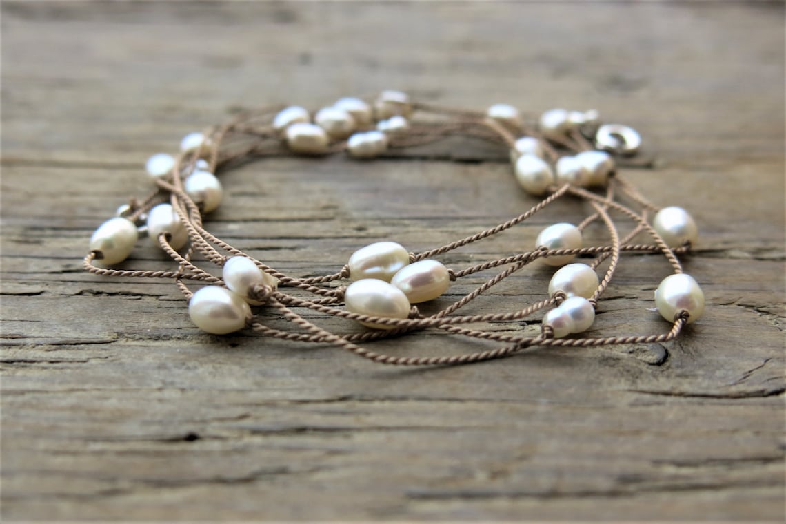 Collana Di Perle Di Fiume Collana lunga di perle di fiume su filo di seta marrone chiaro - Etsy