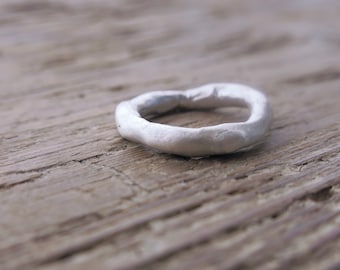Bague en argent sterling. Bague texturée mate organique.  Bague contemporaine. Anneau de forme libre. Anneau d&#39;empilage,