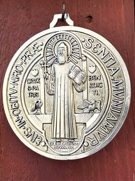  EXTRA LARGE 5 INCH ST BENEDICT CROSS MEDAL VINTAGE BRASS TONE  FINISH FOR WALL OR DESK DISPLAY/MEDALLA DE SAN BENITO EXTRA GRANDE 5  PULGADAS/ : Handmade Products
