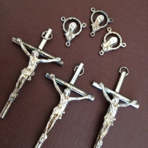 Kruisbeelden en middenstukken (elk 3) zilveren afwerking voor het maken van rozenkransen/rozenkruisbeelden 2,5 inch hoog / cruces para rosario