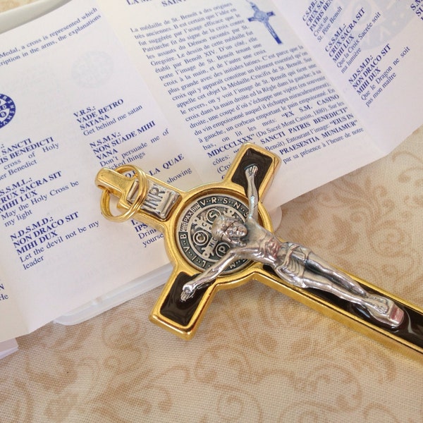 Crucifix médaille Saint-Benoît en plaqué or 7 cm de haut/ Crucifijo con Medalla de San Benito en tono Oro